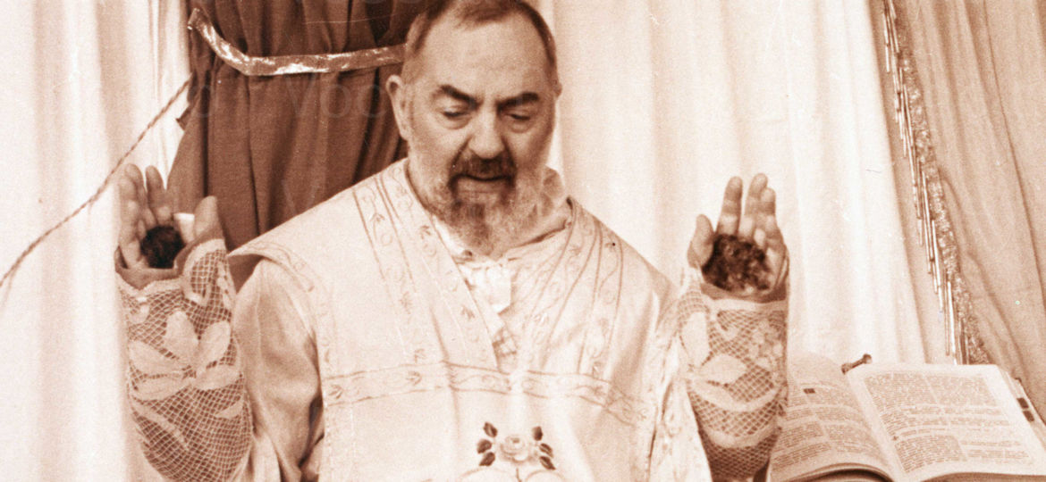 padre pio benedicente