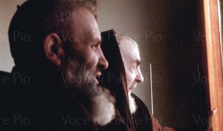 padre pio alla finestra