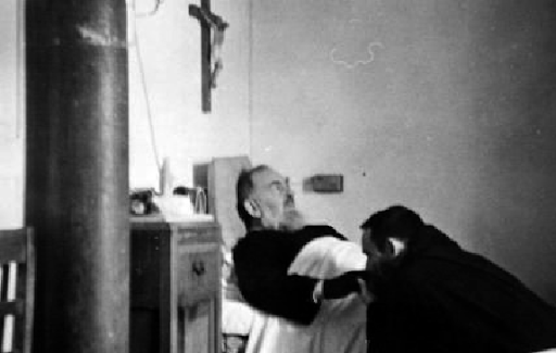 Padre Pio a letto